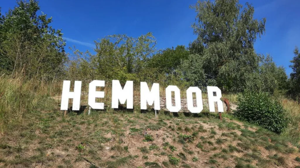 Großer HEMMOOR-Schriftzug aus weißen Buchstaben auf einer Wiese am Kreidesee Hemmoor